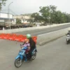 Masyarakat melewati akses menuju Flyover Ciroyom yang ditutup sementara oleh Dishub Kota Bandung, Jalan Arjuna Kota Bandung. (Pandu Muslim/Jabar Ekspres)