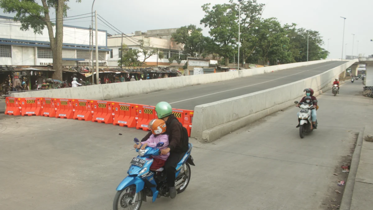 Kata Warga Soal Penutupan Flyover Ciroyom Masyarakat melewati akses menuju Flyover Ciroyom yang ditutup sementara oleh Dishub Kota Bandung, Jalan Arjuna Kota Bandung. (Pandu Muslim/Jabar Ekspres)
