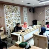Hearing Pansus II DPRD Jabar bersama perwakilan disabilitas, Senin (20/5). Rapat dengar pendapat itu turut dihadirkan penerjemah bahasa isyarat.