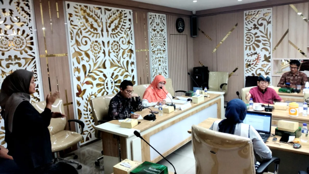 Hearing Pansus II DPRD Jabar bersama perwakilan disabilitas, Senin (20/5). Rapat dengar pendapat itu turut dihadirkan penerjemah bahasa isyarat.
