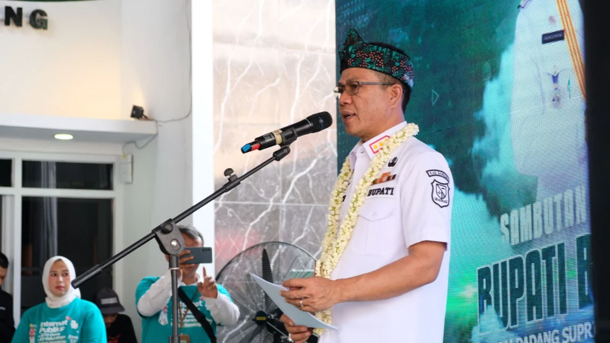 Bupati Bandung Dadang Supriatna saat berpidato usai melaunchingkan program Bewara DS (Bedas WiFi Sarerea Digital Service). Foto Istimewa