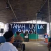 Persidangan Rakyat tengah berlangsung di lapangan Bale RW 02, Dago Elos, pada Selasa (21/5). Dalam hal ini, hakim bersama warga sebagai pemohon sedang menguji kembali fakta putusan pengadilan yang janggal.
