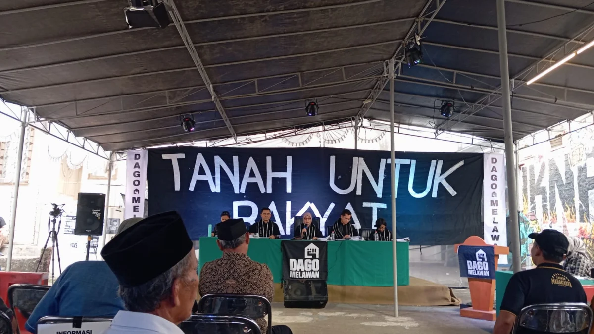 Pengadilan Rakyat Dago Elos, Upaya Warga Merebut Keadilan dalam Persidangan Persidangan Rakyat tengah berlangsung di lapangan Bale RW 02, Dago Elos, pada Selasa (21/5). Dalam hal ini, hakim bersama warga sebagai pemohon sedang menguji kembali fakta putusan pengadilan yang janggal.