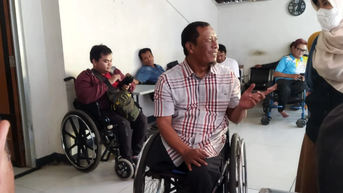 Djumono (56), seorang tokoh aktivis disabilitas yang sempat mencalonkan diri dalam kontestasi Dewan Perwakilan Daerah (DPD) Jabar 2024. (Nizar/Jabar Ekspres)
