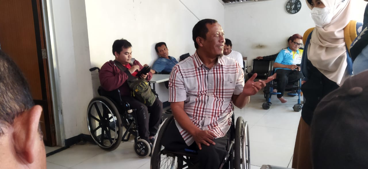 Djumono (56), seorang tokoh aktivis disabilitas yang sempat mencalonkan diri dalam kontestasi Dewan Perwakilan Daerah (DPD) Jabar 2024. (Nizar/Jabar Ekspres)