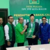 Dedie A. Rachim saat menyerahkan formulir penjaringan pendaftaran Bacawalkot Bogor ke kantor DPC PPP Kota Bogor, Selasa (21/5). (Yudha Prananda / Jabar Ekspres)