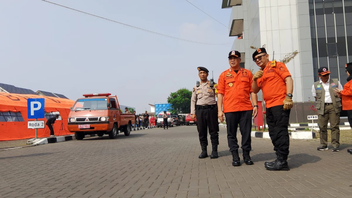 Tingkatkan Kesadaran Evakuasi Mandiri melalui Program Si Eman Doc. Pj Wali Kota Cimahi, Dicky Saromi Didampingi Kalak BPBD Cimahi, Fitriandy Kurniawan usai Simulasi Kesiapsiagaan Bencana di Gedung Mal Pelayanan Publik (MPP) (Mong)