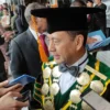 Rektor Universitas Jenderal Achmad Yani (Unjani) Prof Hikmahanto Juwana saat melayani wawancara awak media usai prosesi Wisuda Periode I Tahun 2024 di Harris Hotel, Festival Citylink, Kota Bandung, Kamis 2 Mei 2024.
