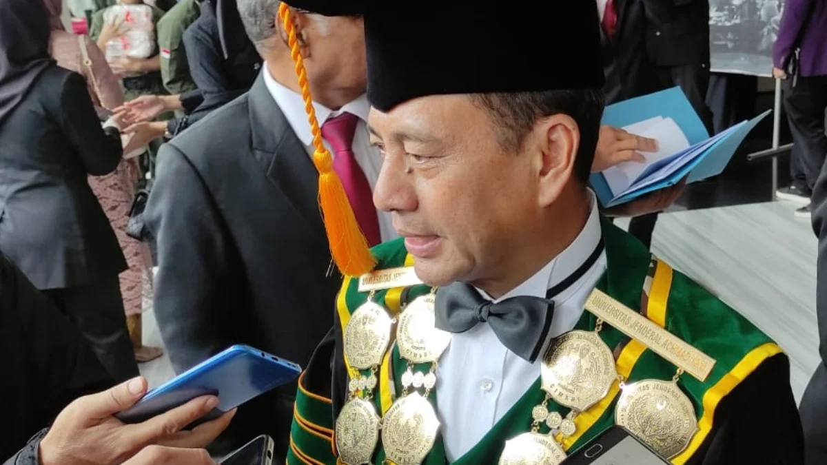 Rektor Universitas Jenderal Achmad Yani (Unjani) Prof Hikmahanto Juwana saat melayani wawancara awak media usai prosesi Wisuda Periode I Tahun 2024 di Harris Hotel, Festival Citylink, Kota Bandung, Kamis 2 Mei 2024.