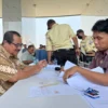 Proses verifikasi warga yang menerima santunan, sebagai bagian dari proses penanganan dampak sosial kemasyarakatan dari pembangunan Kampus UIII di Cisalak, Sukmajaya, Depok, Jumat 3 Mei 2024.