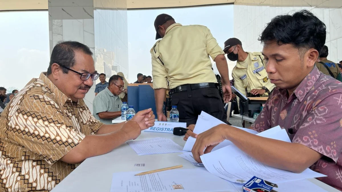 Proses verifikasi warga yang menerima santunan, sebagai bagian dari proses penanganan dampak sosial kemasyarakatan dari pembangunan Kampus UIII di Cisalak, Sukmajaya, Depok, Jumat 3 Mei 2024.