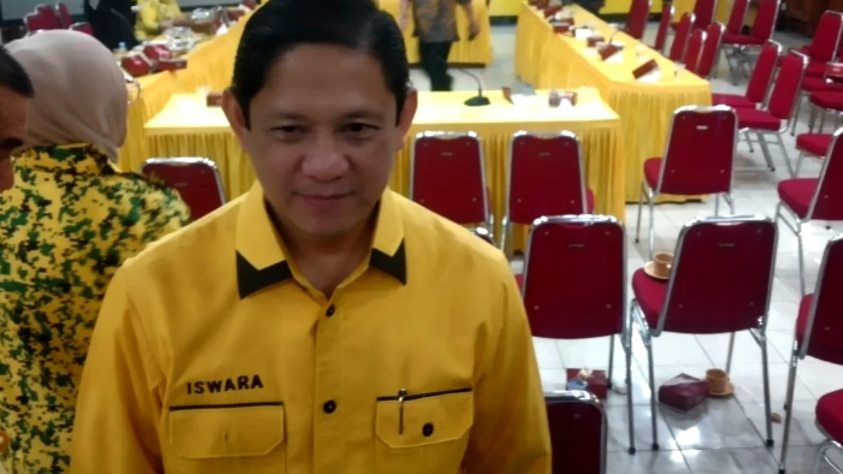 Sekretaris DPD Partai Golkar Jabar MQ Iswara saat ditemui selepas penyerahan hasil survei internal di Kantor DPD Partai Golkar Jabar, Minggu (26/5). (son)
