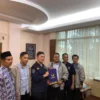 Fuad Kasyfarrahman saat mendaftarkan diri sebagai Bupati Bogor melalui partai Nasdem. Foto : Sandika Fadilah /Jabarekspres.com