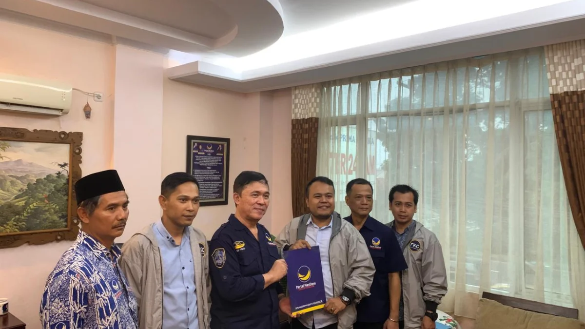 Fuad Kasyfarrahman saat mendaftarkan diri sebagai Bupati Bogor melalui partai Nasdem. Foto : Sandika Fadilah /Jabarekspres.com