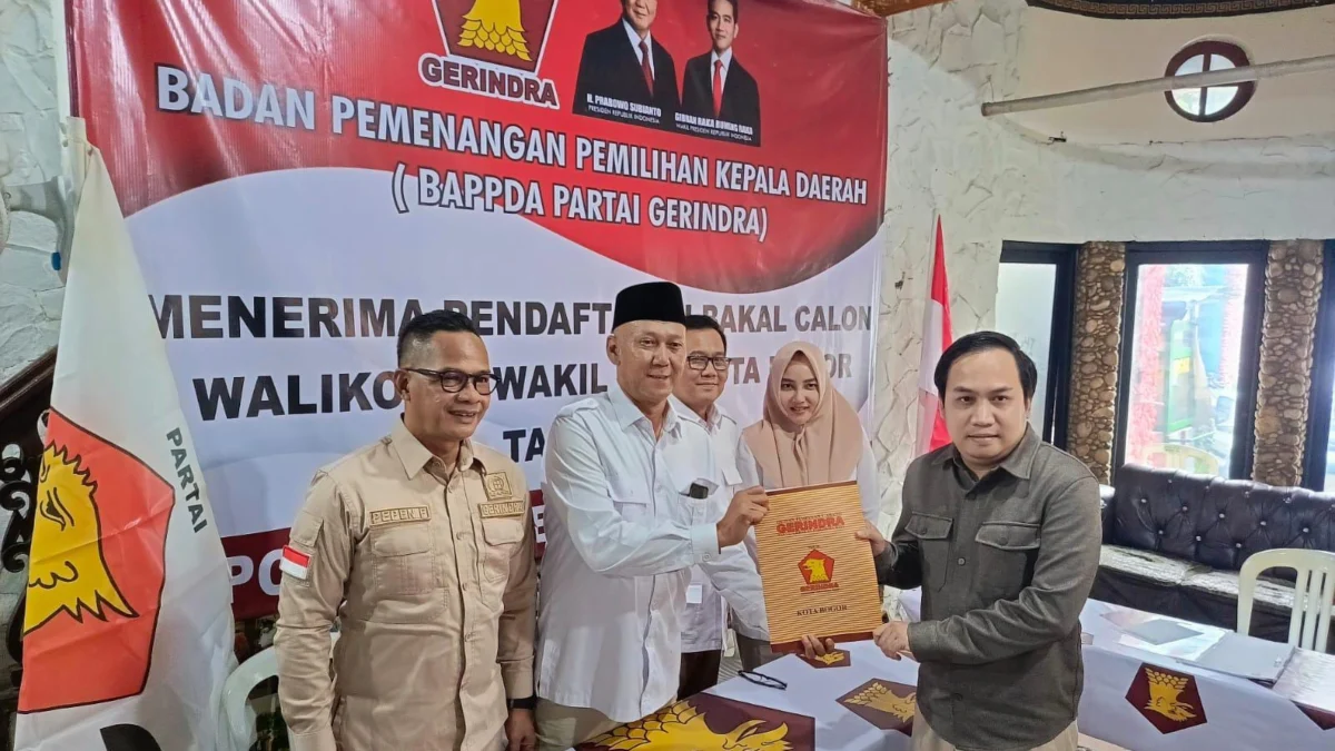 Aji Jaya Bintara saat menyerahkan formulir pendaftaran penjaringan Bacawalkot Bogor di DPC Partai Gerindra Kota Bogor, Rabu (8/5). (Yudha Prananda / Jabar Ekspres)