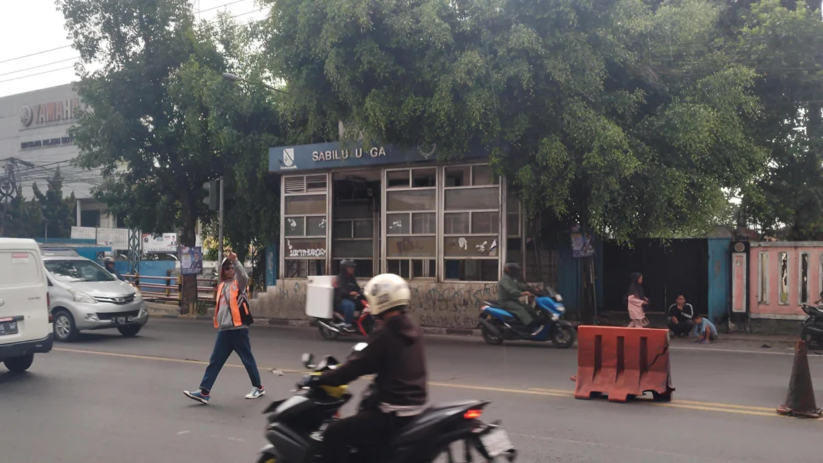 Kondisi halte bus TMB di Jalan Raya Cinunuk, Kecamatan Cileunyi, Kabupaten Bandung sudah rusak dan tak berfungsi hingga jadi kumuh. (Yanuar/Jabar Ekspres)