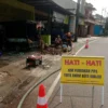 Perbaikan pipa utama Perumdam Tirta Anom di salah satu ruas jalan Nasional Kota Banjar, Kamis 2 Mei 2024. Perumdam terus meningkatkan pelayanan dengam menambah Sambungan Rumah (SR) air bersih. (Cecep Herdi/Jabar Ekspres)