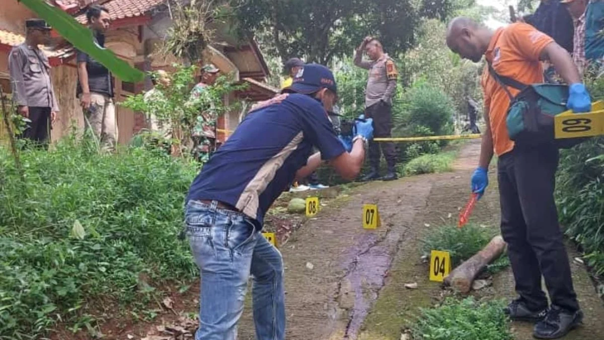 SADIS! Bandar Sapi di Ciamis Tega Mutilasi Sang Istri Pihak kepolisian sedang melakukan olah TKP di Blok Cimeong, Desa Cisontrol, Kecamatan Rancah, Kabupaten Ciamis, Jumat (3/5).