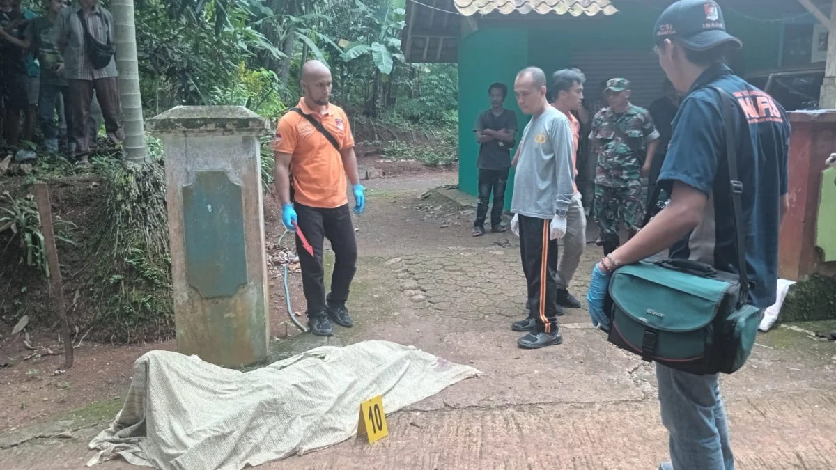 NGERI! Pelaku Mutilasi di Ciamis Sempat Tawarkan Jeroan Korban ke Tetangga Polisi saat olah TKP pembunuhan istri oleh suaminya di Kecamatan Rancah, Kabupaten Ciamis, Jumat 3 Mei 2024.