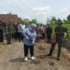 Pj Wali Kota Banja Hj Ida Wahida Hidayati bersama Kasdim 0613/Ciamis Mayor Inf Nirca Zahrudin, secara simbolis menaburkan pasir di jala rusak yang akan di perbaiki oleh TNI. (Cecep Herdi/Jabar Ekspres)