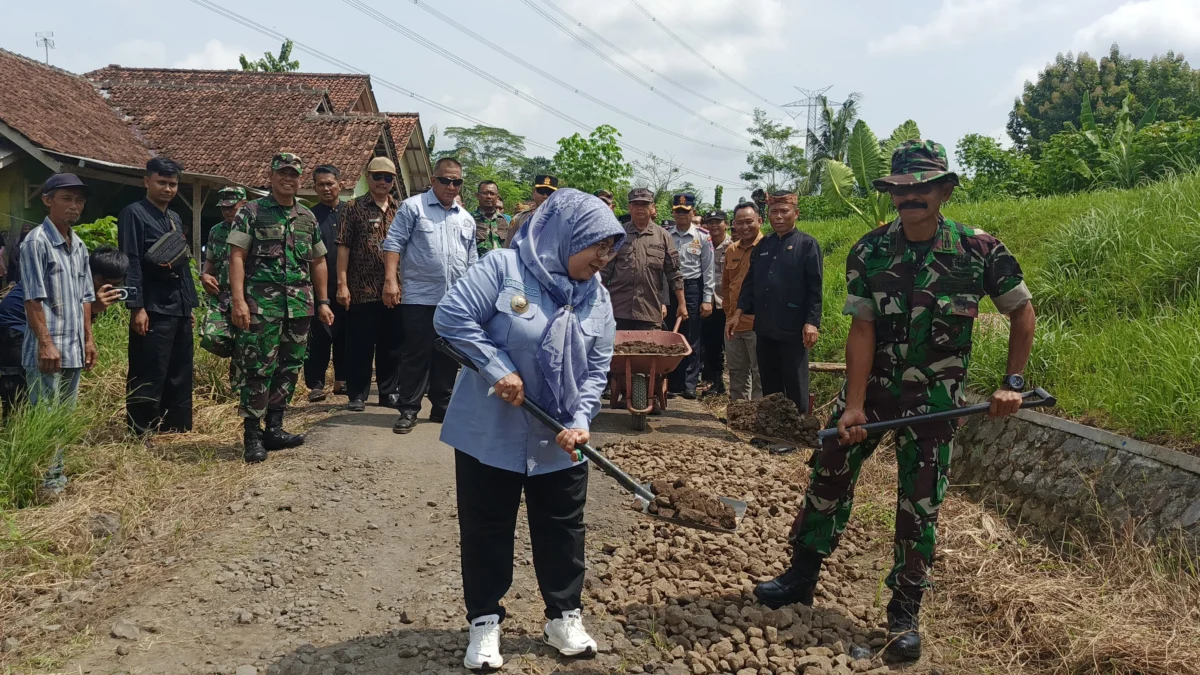 Pj Wali Kota Banja Hj Ida Wahida Hidayati bersama Kasdim 0613/Ciamis Mayor Inf Nirca Zahrudin, secara simbolis menaburkan pasir di jala rusak yang akan di perbaiki oleh TNI. (Cecep Herdi/Jabar Ekspres)