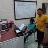 Hendak Kabur ke Bogor, Terduga Pelaku Pembunuhan ART di Sukabumi Berhasil Diringkus Polisi A (kaos biru) terduga pelaku pembunuhan ART di Sukabumi saat dimintai keterangan, Dok Humas Polres Sukabumi