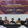 Jajaran Komisioner dan Sekretarit KPU Kota Banjar saat menggelar sosialisasi untuk pencalonan jalur perseorangan pada Pilkada Banjqr tajun 2024, Sabtu 4 Mei 2024. (Cecep Herdi/Jabar Ekspres)