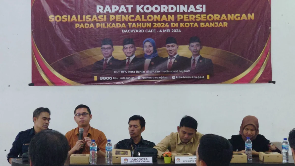 Jajaran Komisioner dan Sekretarit KPU Kota Banjar saat menggelar sosialisasi untuk pencalonan jalur perseorangan pada Pilkada Banjqr tajun 2024, Sabtu 4 Mei 2024. (Cecep Herdi/Jabar Ekspres)