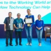 Bersama Teknologi, Menjadi Individu Yang Berprestasi - Wakil Presiden Direktur BCA Hendra Lembong (kedua kanan) bersama Wakil Rektor Bidang Keuangan, Perencanaan, dan Pengembangan ITB Prof. Ir. Muhamad Abduh M.T, Ph.D (kedua kiri), Executive Vice President Corporate Communication & Social Responsibility Hera F. Haryn (ujung kanan), dan Kepala Kantor Wilayah BCA Weminto Suryadi (ujung kiri) membuka kuliah umum “BCA Berbagi Ilmu” di Aula Barat Institut Teknologi Bandung, Rabu (15/05).