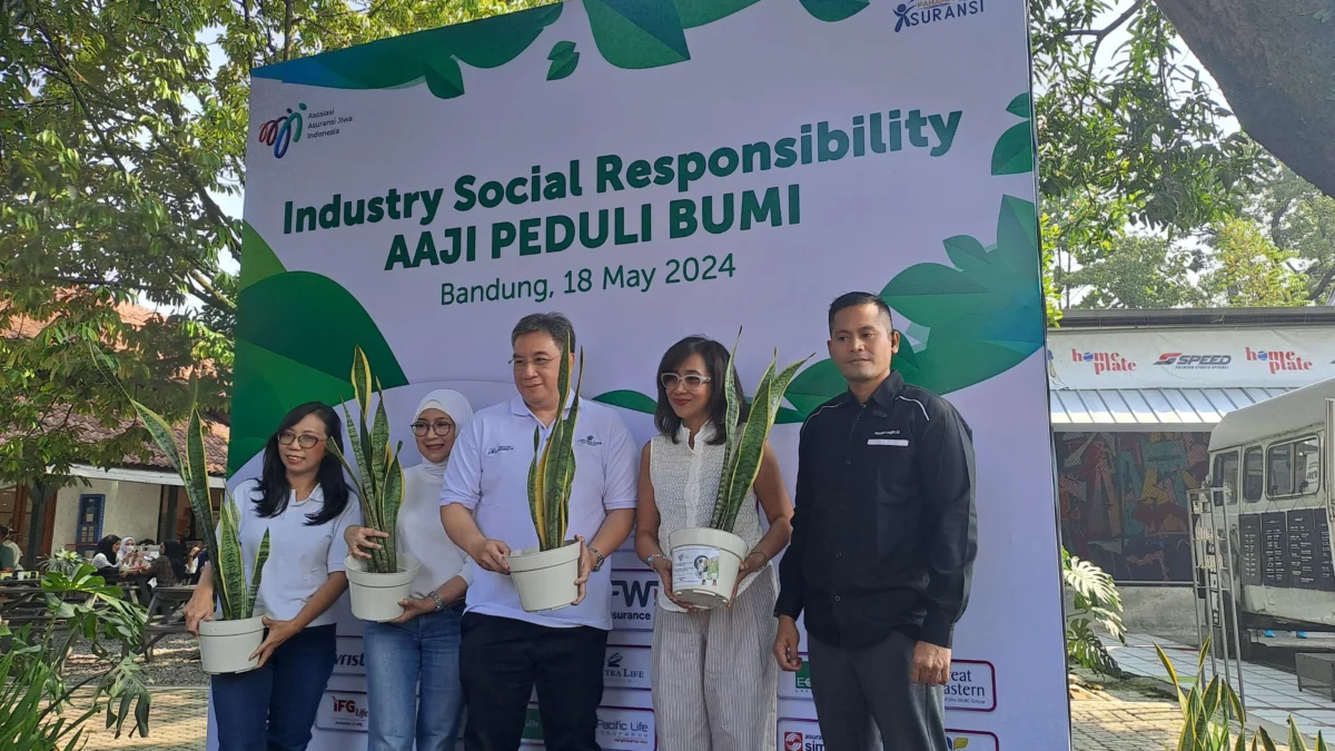 AAJI Peduli Bumi: Bagikan 1.350 Tanaman Lidah Mertua kepada UMKM, Mahasiswa dan Masyarakat di Bandung