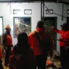 Anggota BPBD Kabupaten Sukabumi saat berada di lokasi longsor yang mengakibatkan Security ponpes meninggal dunia. Istimewa
