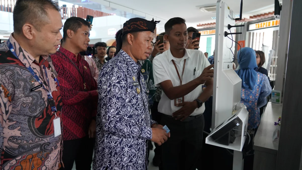 Pj Bupati Bogor saat meninjau mall Pelayan publik. Foto : Sandika Fadilah /Jabarekspres.com