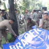 Jajaran Satpol PP Kota Bogor saat menertibkan sejumlah reklame yang menjamur di jalan protokol wilayah Kota Bogor. (Yudha Prananda / Jabar Ekspres)