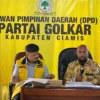 Ketua DPD Partai Golkar Kabupaten Ciamis Trian Slamet Triyana (kanan) saat menyampaikan hasil survei Partai Golkar terhadap para calon Bupati Ciamis dalam Pilkada tahun 2024, Selasa 28 Mei 2024. (Cecep Herdi/Jabar Ekspres)