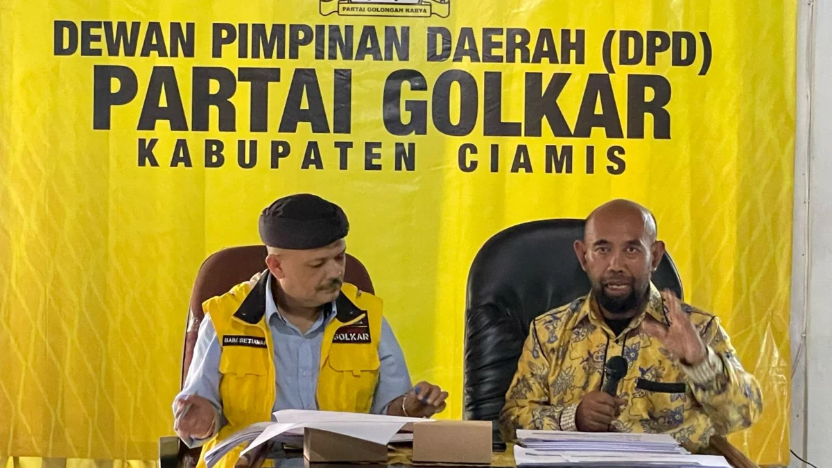 Ketua DPD Partai Golkar Kabupaten Ciamis Trian Slamet Triyana (kanan) saat menyampaikan hasil survei Partai Golkar terhadap para calon Bupati Ciamis dalam Pilkada tahun 2024, Selasa 28 Mei 2024. (Cecep Herdi/Jabar Ekspres)