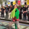 Sejumlah Jurnalis dari Ciamis Banjar dan Pangandaran berkolaborasi dengan seniman menggelar aksi unjuk rasa menuntut pembatalan RUU Penyiaran, di depan Gedung DPRD Ciamis, Selasa 28 Mei 2024. (Cecep Herdi/Jabar Ekspres)