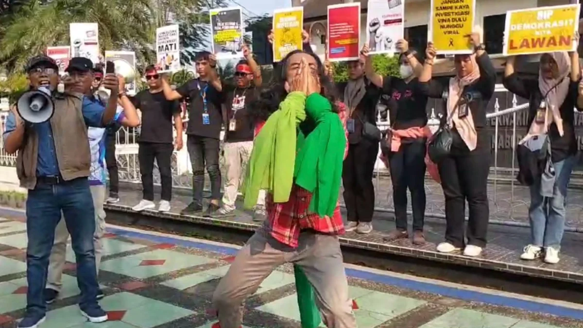 Puluhan Jurnalis di Priangan Timur Gelar Aksi Tolak RUU Penyiaran Sejumlah Jurnalis dari Ciamis Banjar dan Pangandaran berkolaborasi dengan seniman menggelar aksi unjuk rasa menuntut pembatalan RUU Penyiaran, di depan Gedung DPRD Ciamis, Selasa 28 Mei 2024. (Cecep Herdi/Jabar Ekspres)