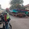 Banyak Dampak Negatif dari PKL yang Menjamur di Cicalengka Bandung, Banyak Pedagang Bukan Warga Lokal PKL berjajar mejeng di ruas Jalan Kabupaten Bandung, wilayah Kecamatan Cicalengka dekat Alun-Alun. (Yanuar/Jabar Ekspres)