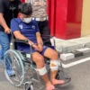MAS (21) satu dari tiga pelaku penusukan di Soreang saat digiring petugas di Mapolresta Bandung, Rabu (29/5/2024). Foto Agi