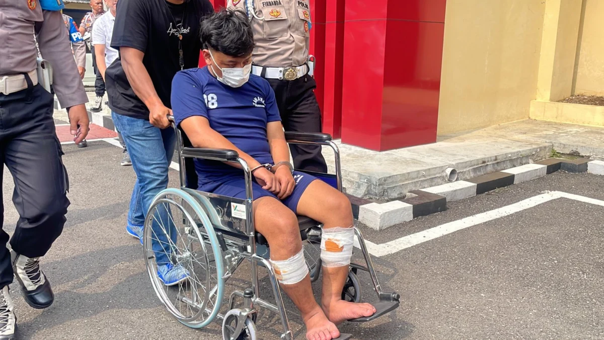 MAS (21) satu dari tiga pelaku penusukan di Soreang saat digiring petugas di Mapolresta Bandung, Rabu (29/5/2024). Foto Agi