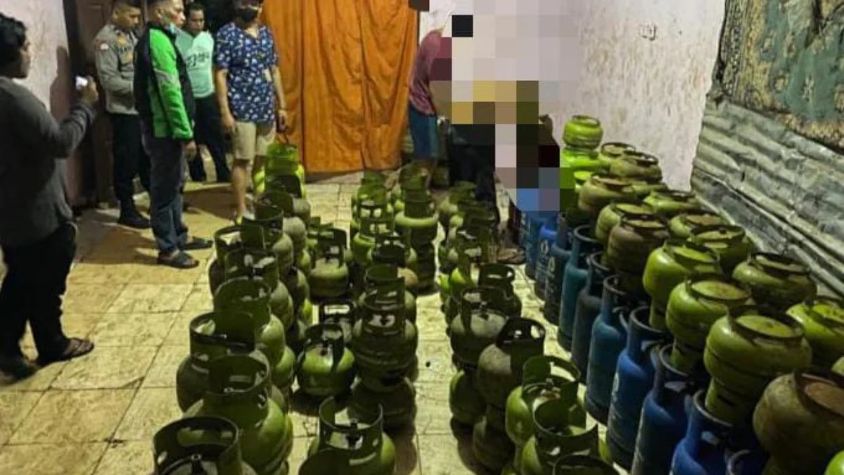 Polsek Cileungsi dua orang pelaku pengoplosan gas 3 Kg di sebuah kontrakan Desa Cileungsi Kidul, Kecamatan Cileungsi, Kabupaten Bogor