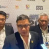 Ketua Ikatan Motor Indonesia (IMI) Jawa Barat Daniel Muttaqien Syafiuddin saat dimintai keterangan usai menggelar Rakorprov IMI 2023 di Hotel Gran Sunshine, Soreang, Rabu (22/5/2024). Foto Agi