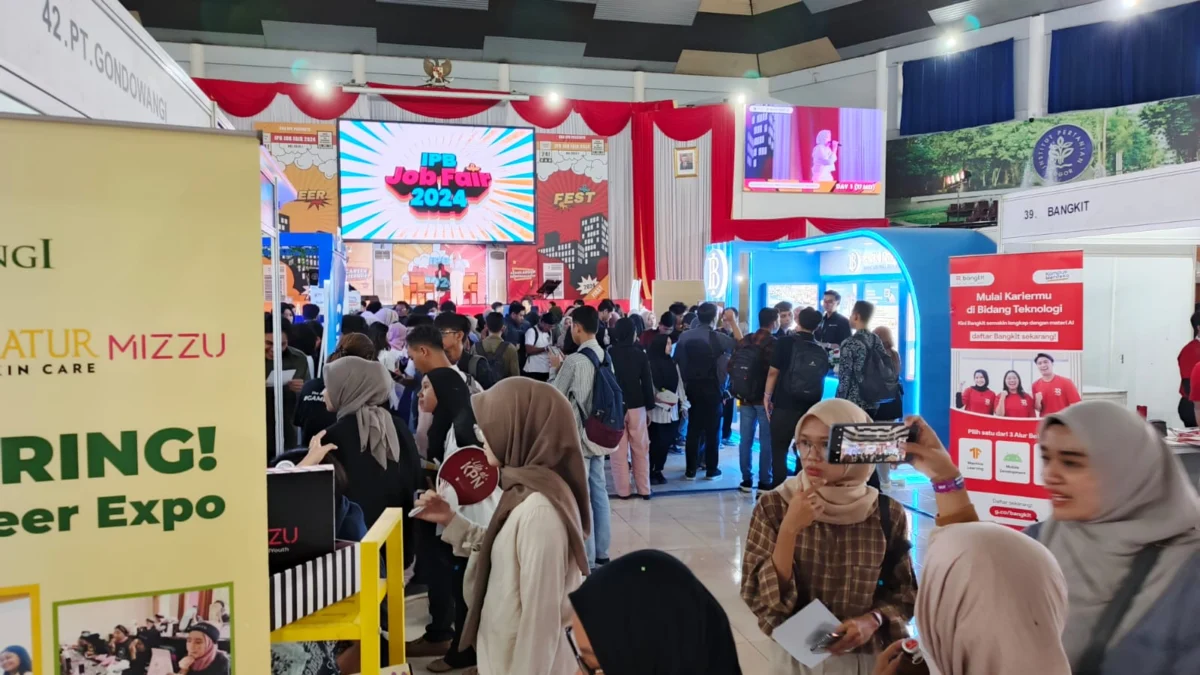 Empat Bidang dari 36 Perusahaan di Indonesia Buka Loker di IPB Job Fair 2024 Ribuan pengunjung saat melamar di IPB Job Fair 2024 yang berlangsung di kampus IPB Dramaga, Bogor, Jumat (17/5). (Yudha Prananda / Jabar Ekspres)