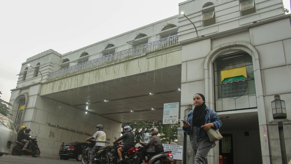 Aktivitas masyarakat di kawasan JPO Asia Afrika, Jalan Cikapundung Barat, Kota Bandung, Rabu(15/5). (Pandu Muslim/Jabar Ekspres)