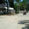 Jalan kabupaten di kawasan Kantor Direktorat Bina Teknik Perumahan dan Permukiman Kementerian Pekerjaan Umum dan Penataan Ruang (KemenPUPR), wilayah Desa Cileunyiwetan, Kecamatan Cileunyi, Kabupaten Bandung kondisinya rusak dan minim PJU. (Yanuar/Jabar Ekspres)