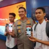 Kapolresta Bogor Kota, Kombes Pol Bismo Teguh Prakoso bersama perwakilan pelajar menunjukkan aplikasi SKCK Goes to School. (Yudha Prananda / Jabar Ekspres)