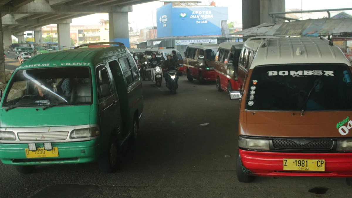 Kinerja Dishub Kabupaten Bandung Dinilai Jelek, Tak Berupaya Beri Layanan Terminal hingga Abaikan Menjamurnya Parkir Liar Sejumlah Angkot mangkal liar di ruas Jalan kawasan Simpang Susun Cileunyi, Kabupaten Bandung. (Pandu Muslim/Jabar Ekspres)