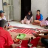 Pihak Kecamatan Cileunyi serta Pemdes Cileunyiwetan, saat pendataan ke rumah Lilis Ule (44) yang diduga tertipu jadi TKW dan terlantar 2 tahun di Kota Dubai, Uni Emirat Arab. (Istimewa)