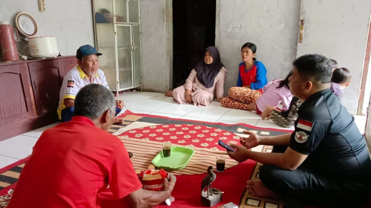 Pihak Kecamatan Cileunyi serta Pemdes Cileunyiwetan, saat pendataan ke rumah Lilis Ule (44) yang diduga tertipu jadi TKW dan terlantar 2 tahun di Kota Dubai, Uni Emirat Arab. (Istimewa)