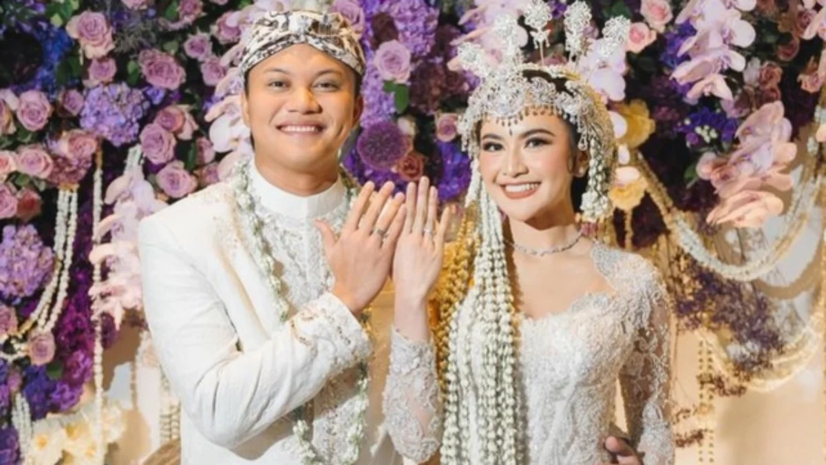 Mahalini dan Rizky Febian Menikah Pakai Adat Sunda, Pakaian dengan Siger Sunda Mahalini Bikin Pangling/ Instagram @rizkyfbian